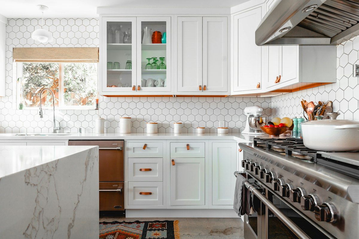 Copper range, brass details &mdash; kitchen design inspiration