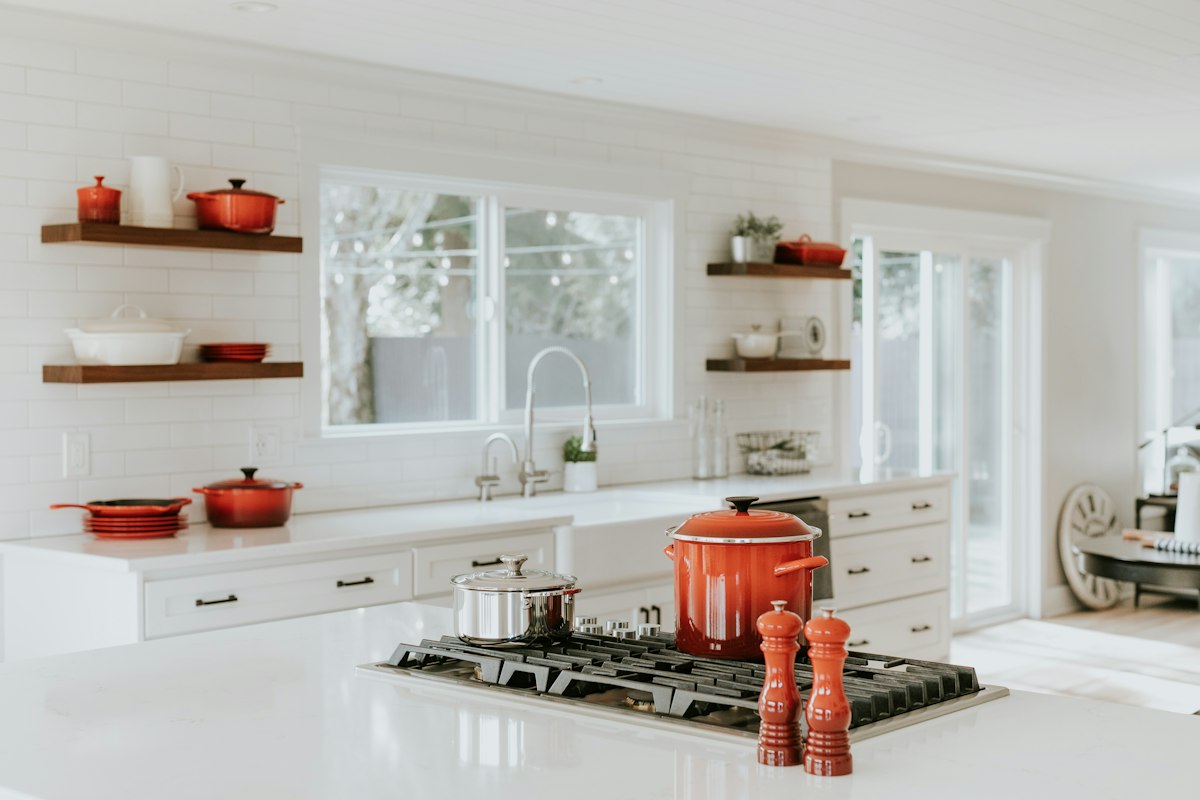 Open shelves, collected feel &mdash; kitchen design inspiration